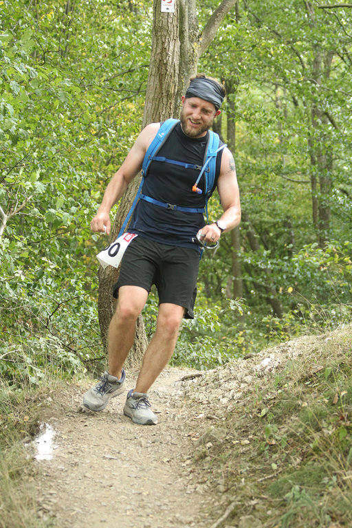 Hiking downhill Rund um die Burg Are